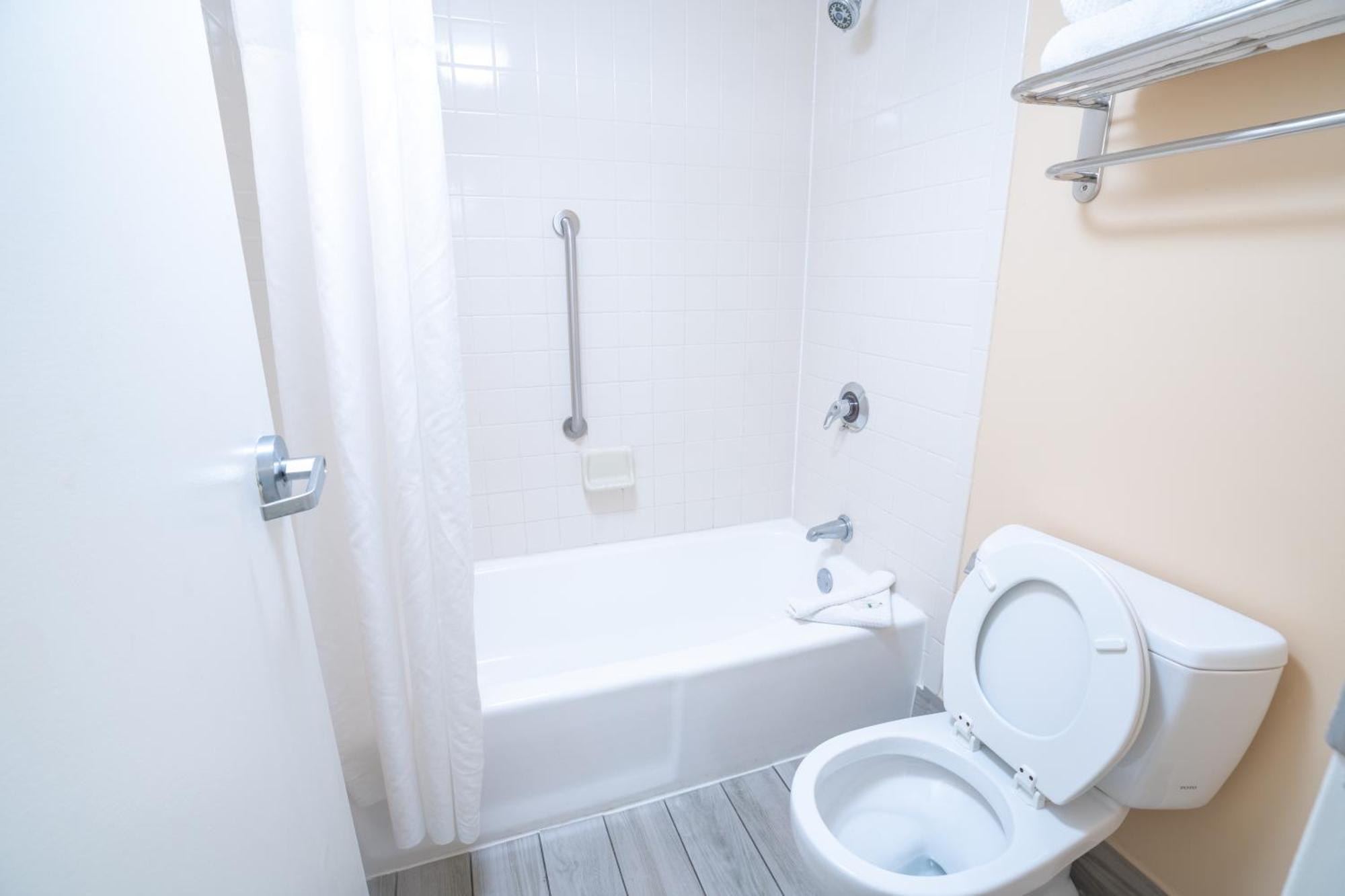 Inn Quality Palm International Airport 3*